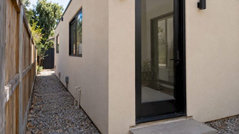 Modern ADU beside a narrow side yard